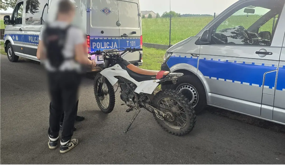 Nastolatek bez uprawnień prowadził niezarejestrowany motocykl
