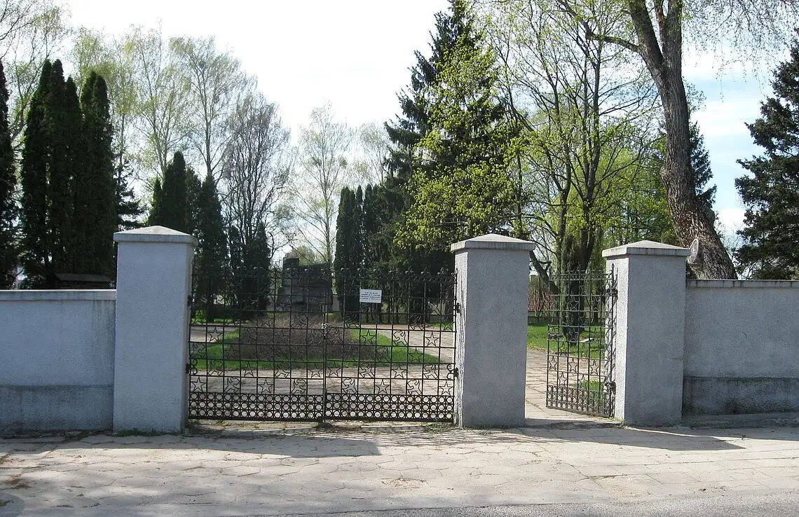 Remont ogrodzenia cmentarza wojennego przy ul. Szarych Szeregów