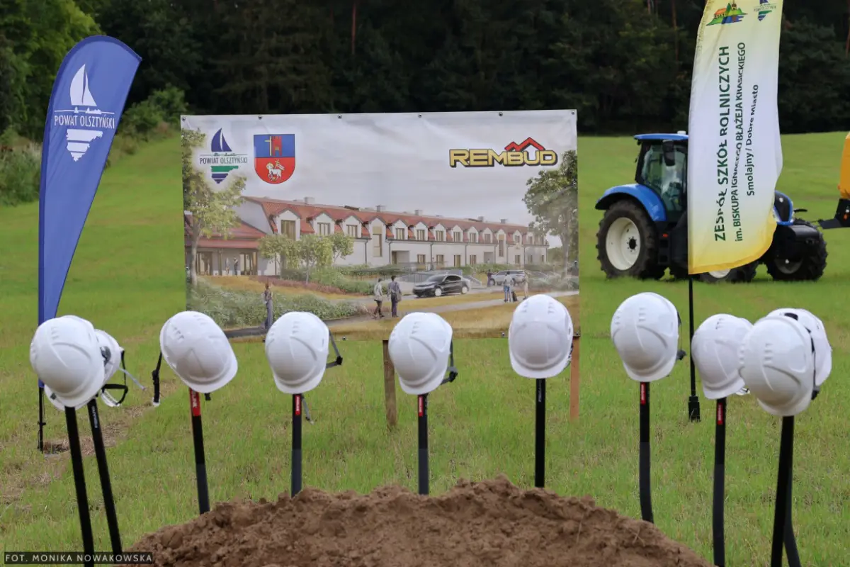 Powiatowa inauguracja roku szkolnego w Smolajnach z jubileuszem i rozpoczęciem budowy kampusu