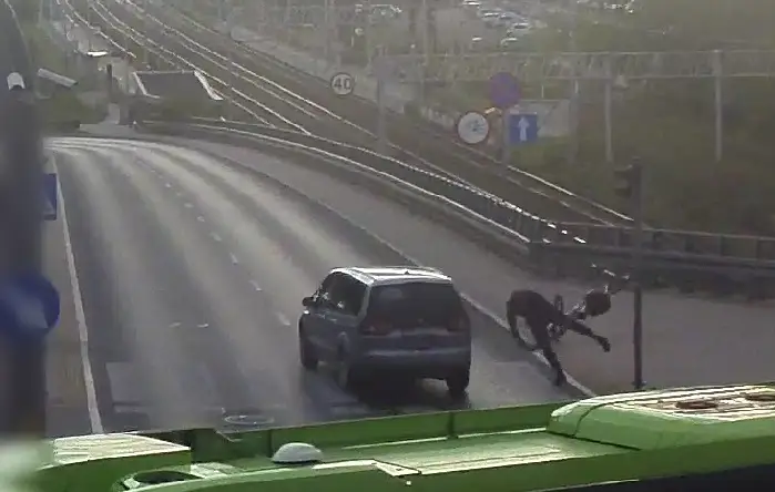 77-letni kierowca odpowiedział za potrącenie rowerzysty na przejeździe