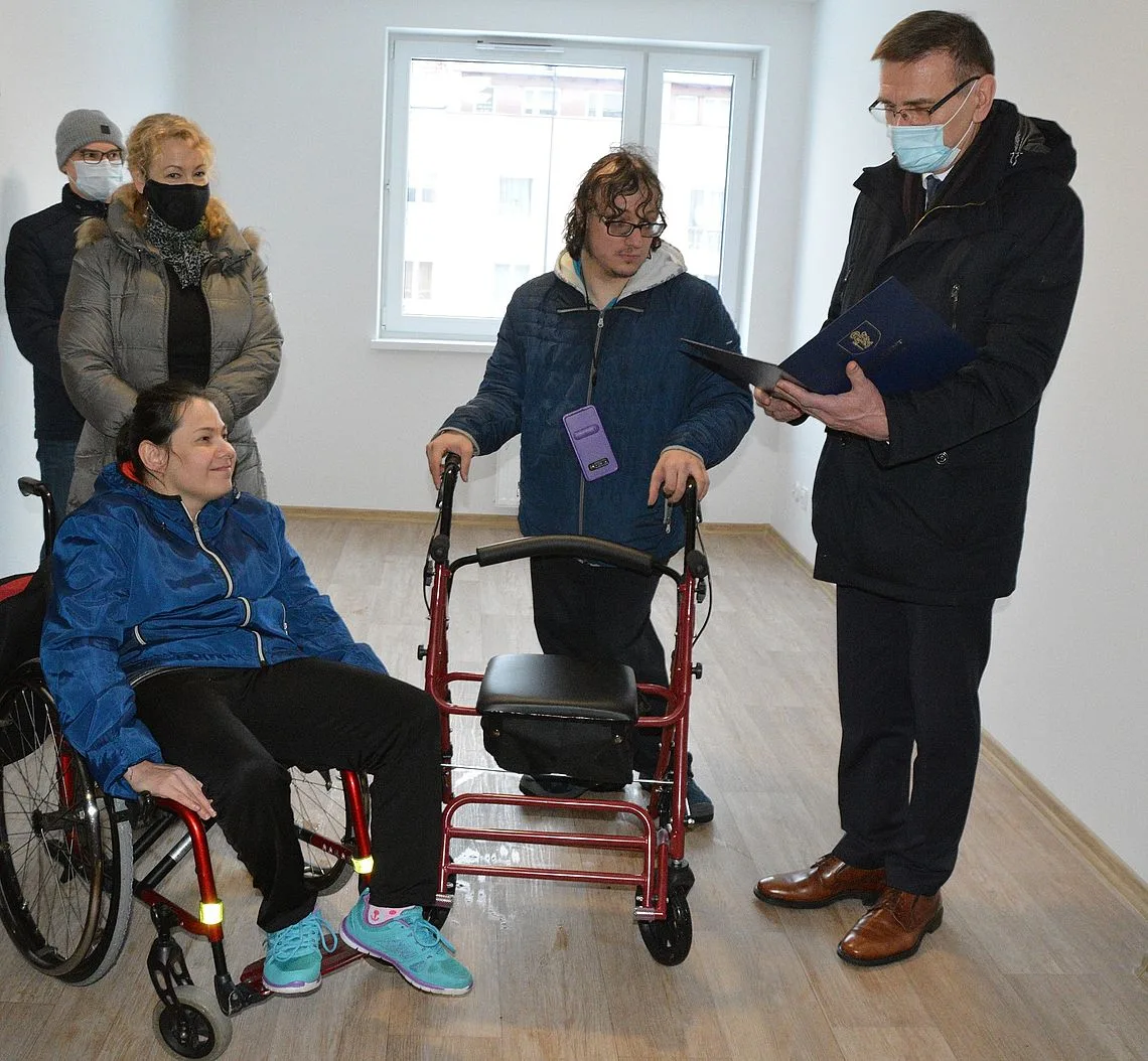 Nowi mieszkańcy dawnego 'samotniaka' przy al. Niepodległości