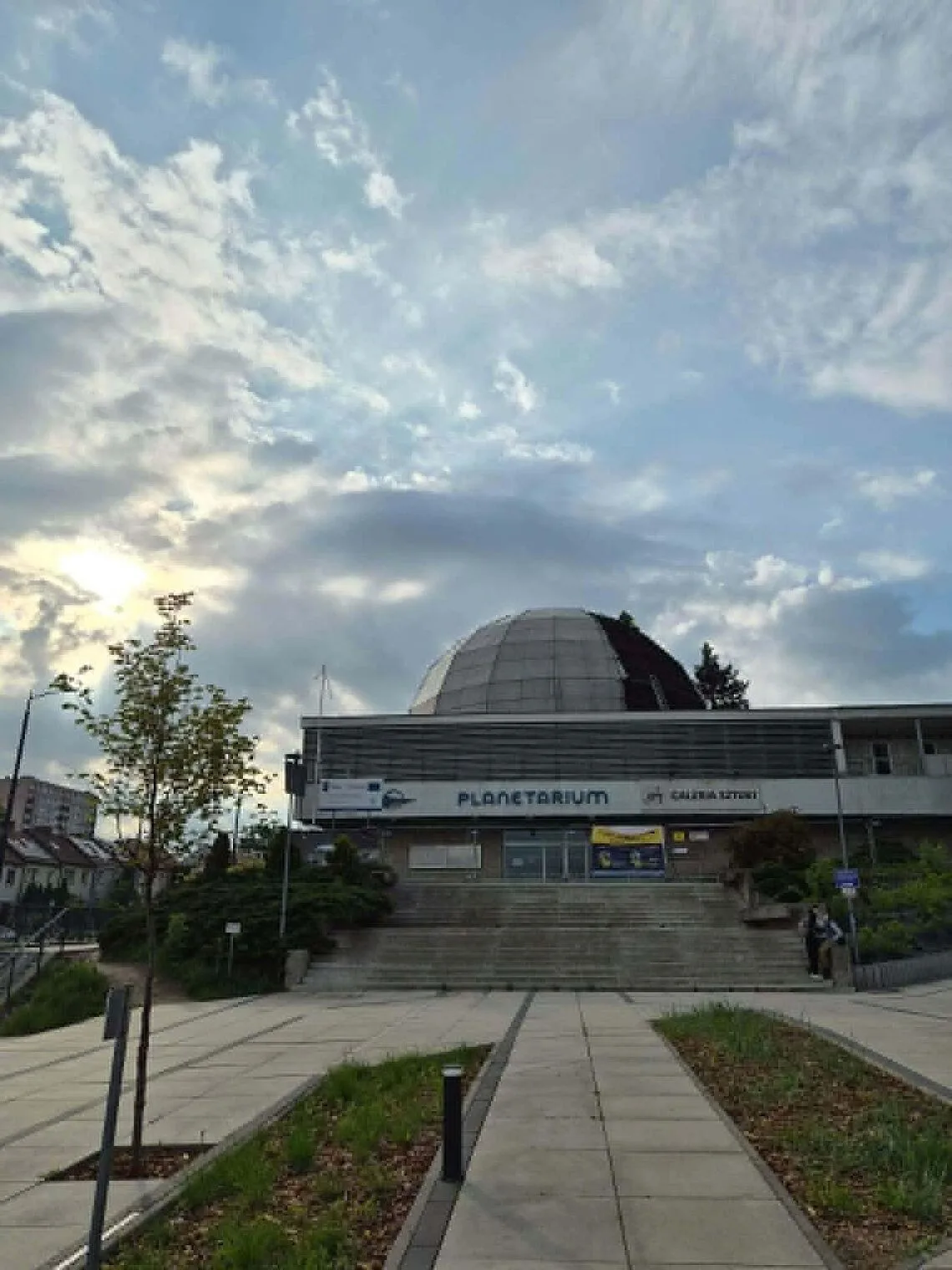 Rozpoczęto demontaż kopuły planetarium