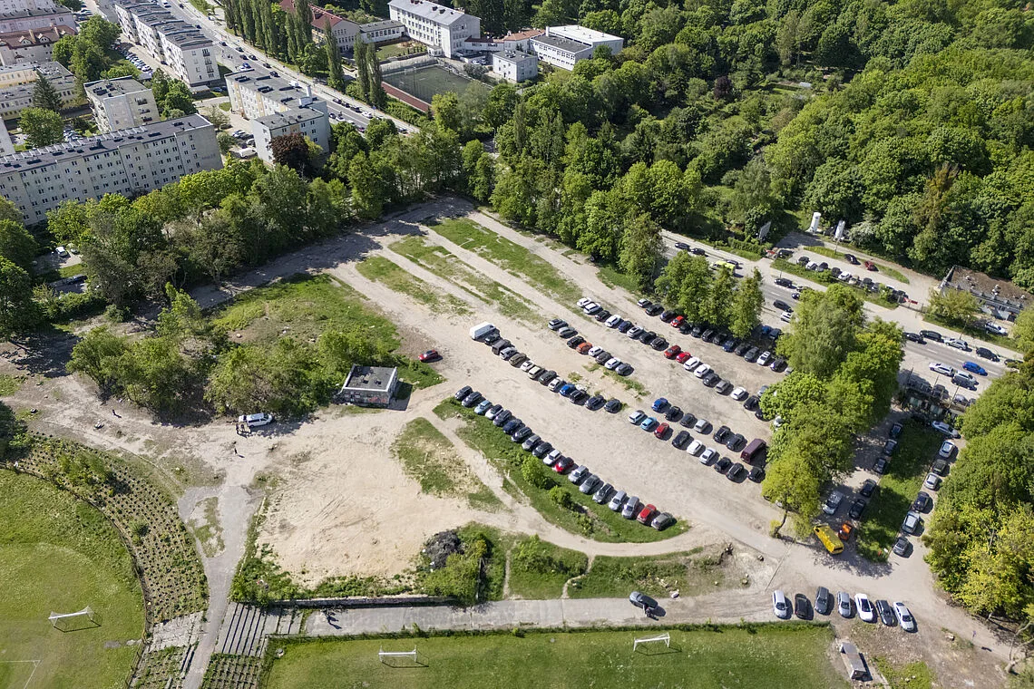 Zakaz parkowania na terenie byłego stadionu Warmii